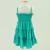 Vestido infantil verde-água com alças finas e saia rodada em camadas exibido em manequim branco