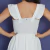 Parte traseira de vestido feminino off white com alças largas e detalhe franzido no busto