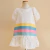 Vestido infantil branco com bolinhas rosa, mangas bufantes e faixas coloridas amarelo, azul e rosa