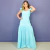 Mulher vestindo vestido longo azul claro, modelo tal mãe tal filha, com alças largas e saia rodada