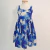 Vestido infantil azul com estampa floral em tecido tricoline, modelo sem mangas com alças largas