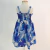 Vestido infantil Giovana Max com estampa floral azul, costas com alças largas e detalhe franzido