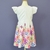 Vestido branco tal mãe tal filha com estampa floral colorida e borboletas, modelo mídi com mangas curtas bufantes, visto por trás
