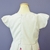 Vestido branco tal mãe tal filha modelo Jessica e Mônaco Jardim visto por trás, com mangas curtas e zíper central