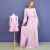 Vestido longo rosa claro de inverno para mulher e vestido curto rosa claro para bebê em manequim, modelo tal mãe tal filha Melinda e Gabriela