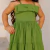 Vestido verde infantil de menina com alças finas e laço frontal grande, feito em tecido tricoline
