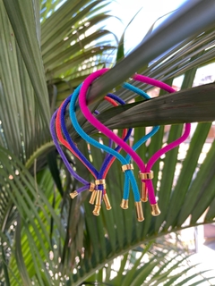 Pulseira colorida com acabamento dourado - comprar online
