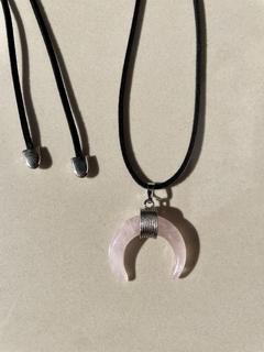 Colar pingente quartzo rosa cordão camurça - Yalla 