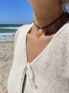 Choker cordão marrom pedras brutas na internet