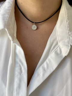 choker couro - medalha olho - comprar online