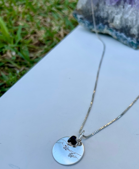Pingente mãos com zircônia em Prata + kit cordão de seda