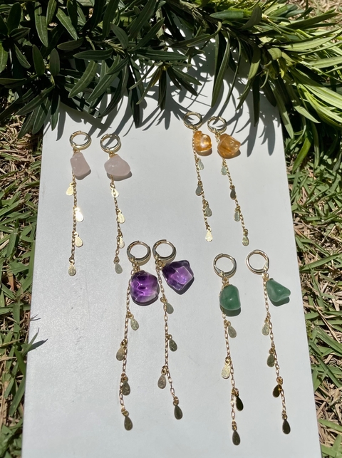 Brinco gratidão - vários cristais em dourado