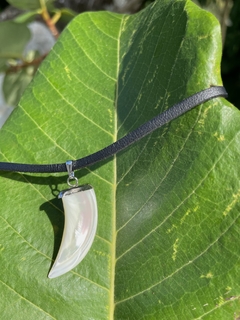 choker com pingente dente - madrepérola