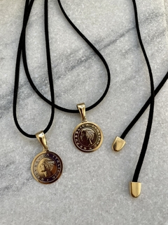 Colar medalha cordão camurça - comprar online