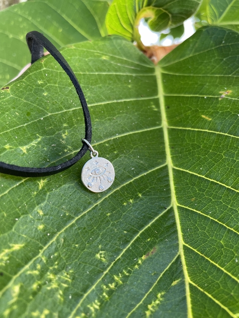choker couro - medalha olho