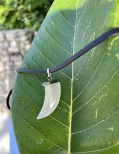 choker com pingente dente - madrepérola - comprar online