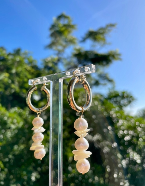 Argola pérola e madrepérola cascalho