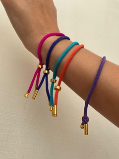 Pulseira colorida com acabamento dourado - Yalla 