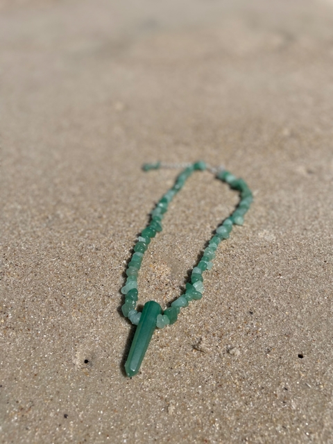 Colar ponta de cristal com cascalho em quartzo verde - prata 925