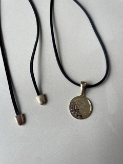 Colar medalha cordão camurça