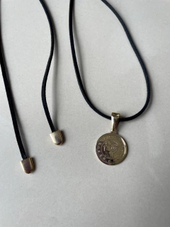 Colar medalha cordão camurça