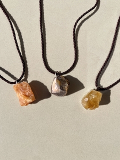 Choker cordão marrom pedras brutas