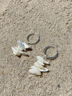 Argola madrepérola em cascalho