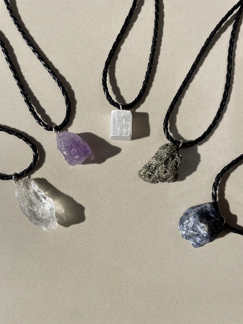choker cordão corino pedras brutas