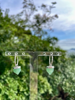 mini argola pedra lapidada - quartzo verde