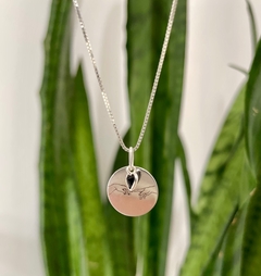 Pingente mãos com zircônia em Prata + kit cordão de seda - comprar online