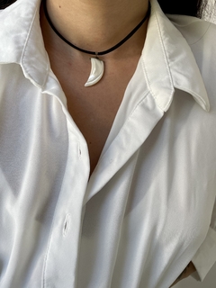 choker com pingente dente - madrepérola na internet