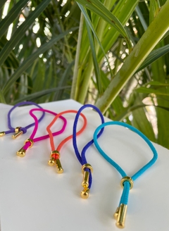 Pulseira colorida com acabamento dourado
