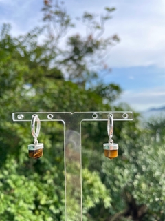 mini argola pedra lapidada - apatita / olho de tigre na internet