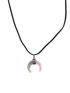 Colar pingente quartzo rosa cordão camurça