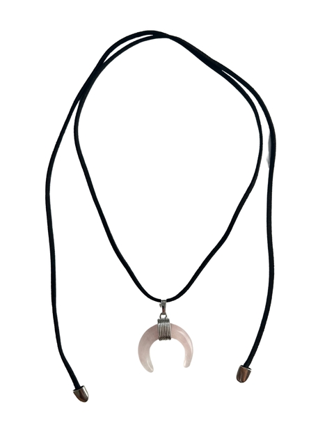 Colar pingente quartzo rosa cordão camurça - comprar online