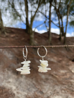 Argola madrepérola em cascalho - Yalla 