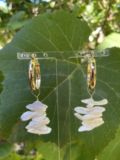 Argola com cascalho madrepérola - dourado