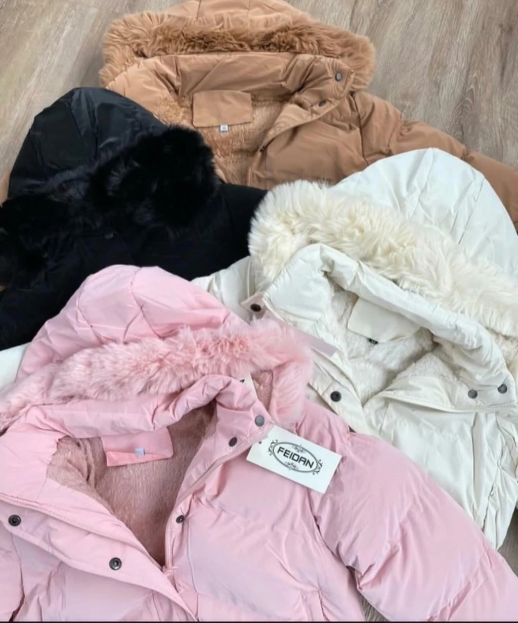 Campera importada Laikan importada con piel y capucha desmontable