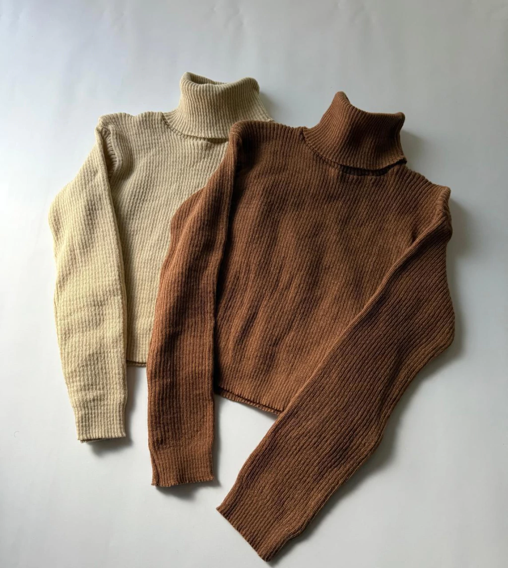 Sweter polera Corto beige y marron