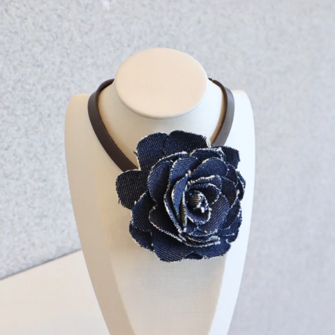 Choker de Couro com Broche Flor em Jeans