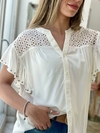 camisa de poplin con broderie y tachas