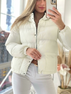 Campera inflable con botones y capucha en internet