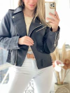 Campera de ecocuero con bolsillo y cinturón