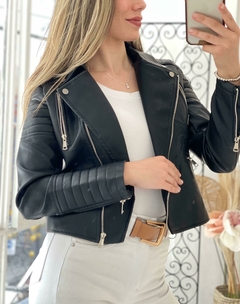 Campera de cuero con bolsillos