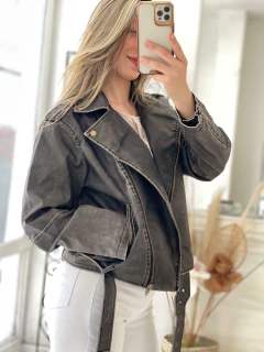 Campera de ecocuero desgastada