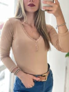 Remera de modal con encaje y botones