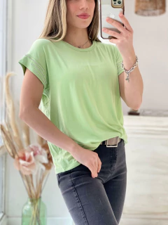 REMERA DE CREP CON STRASS EN MANGAS