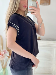 REMERA DE CREP CON STRASS EN MANGAS en internet