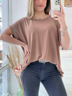 REMERA DE CREP CON STRASS EN MANGAS - comprar online