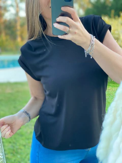 REMERA CON PINZA EN HOMBRO - Maria Cruz